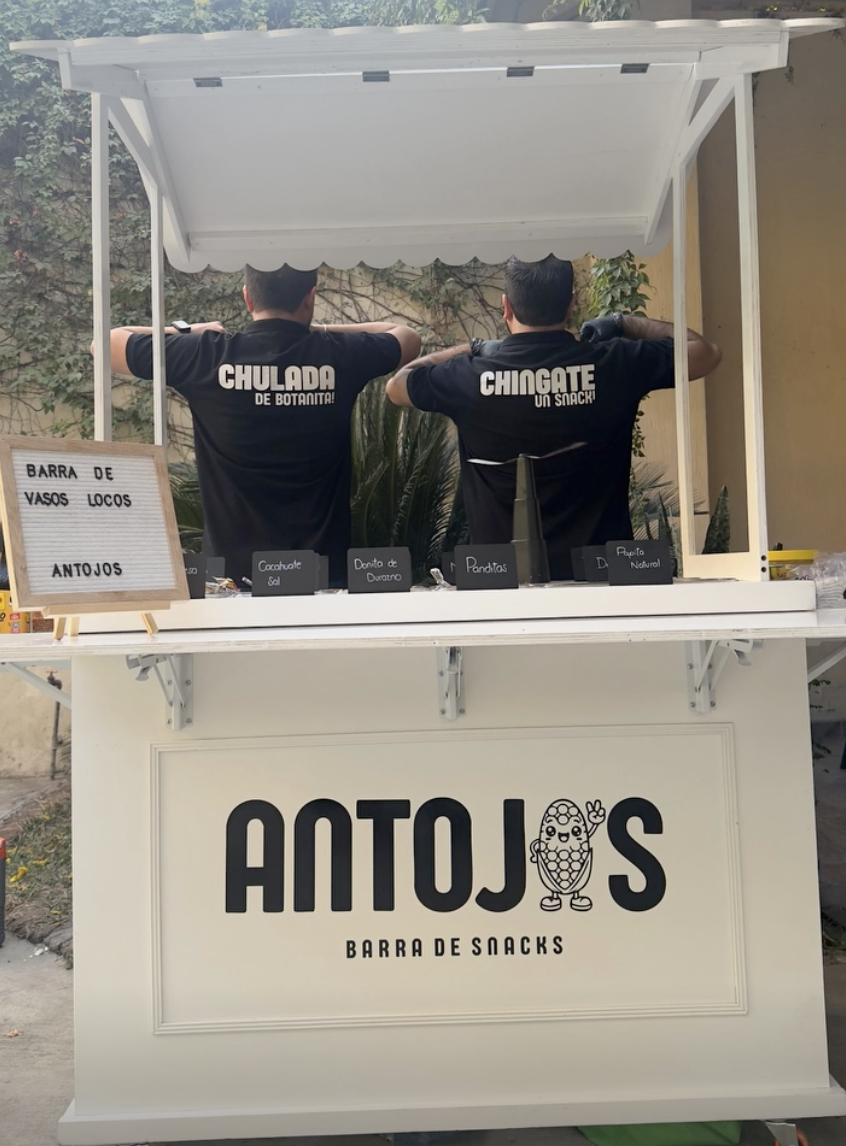 Barra de snacks Antojos.mx en evento